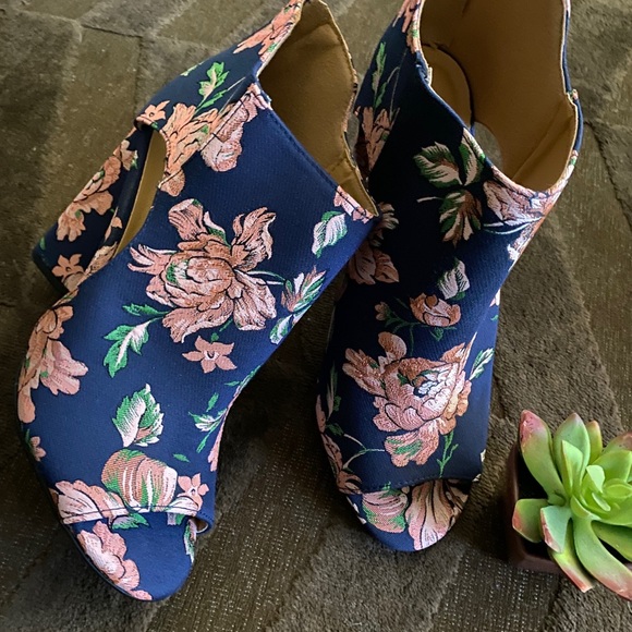 Flower Booties - Picture 4 of 7